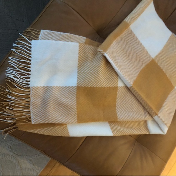 NWT Soft, Cozy, Warm Banana Republic Gold & Cream Windowpane Plaid Scarf - Picture 8 of 9